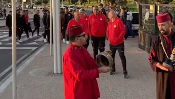 أجواء مغربية خاصة ترافق استقبال المنتخب المصري بأحد المطاعم بمدينة أكادير 🇲🇦🇪🇬