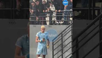 بامو يلتقط صور تذكارية مع الجماهير بعد التعادل مع الرجاء