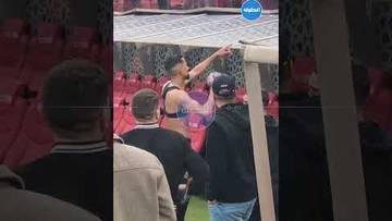 حريمات يُهدي قميصه لأحد مشجعي الجيش الملكي بعد نهاية المباراة 😍#حريمات#الجيش_الملكي