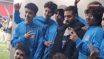 صغار الفتح يلتقطون صورا للذكرى مع متولي 📸