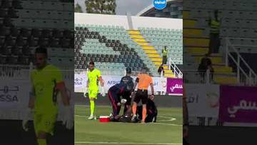 لحظة إصابة لاعب أولمبيك آسفي موسى كوني خلال مواجهة حسنية أكادير 🤕