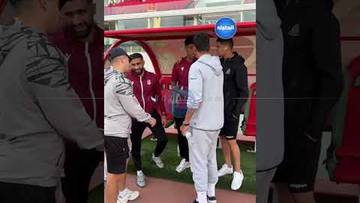 ⁨ تبادل التحية بين لاعبي حسنية أكادير والجيش الملكي قبل بداية المباراة 🤝