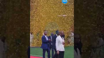 ملامح غير سعيدة.. لحظة مغادرة رئيس الجامعة فوزي لقجع لمنصة "البطل" ⚽🏆