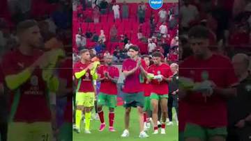 تحية متبادلة بين لاعبي المنتخب المغربي والجماهير بعد الفوز الكبير على مدغشقر 👏🇲🇦