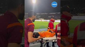 لحظة نقل عبد الحق عسال خارج الملعب بعد إصابته في مباراة الرجاء ضد نهضة بركان 🚑