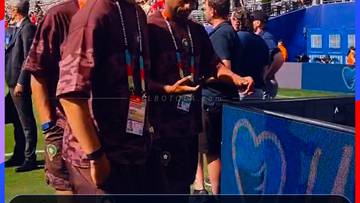 لعابة كيضحكو مع الجمهور قبل لماتش والخنوس ضحكو مشجع بـ"روينة ولبلبالة" 🤣🇲🇦 #FIFAWorldCup